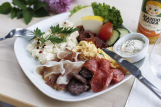 bilde viser tallerken med spekemat og potetsalat og eggerøre