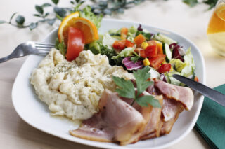 bilde viser kjøtt og potetsalat med salat